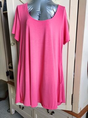 Sweet Legs.  Plus-Size Scoop Neck Swing Tunic in Bright Pink